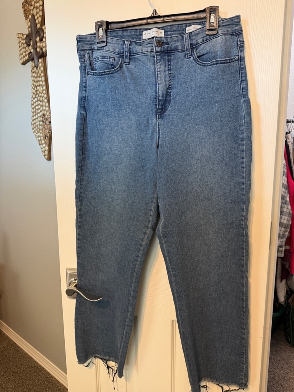 High-Rise Cropped Blue Denim Jeans with Frayed Hem - Unknown Brand
